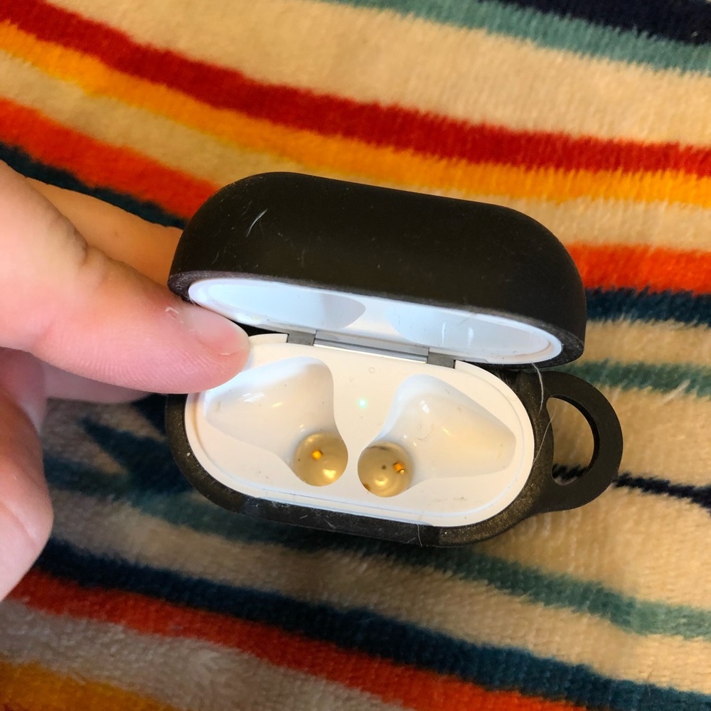 Apple air pods charging case